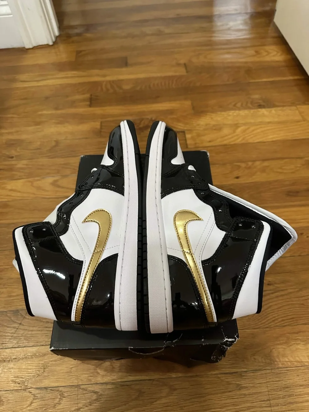 *Slightly Used* Jordan 1 Mid Men White Gold (852542-007) Size 8.5 *Damaged Box*